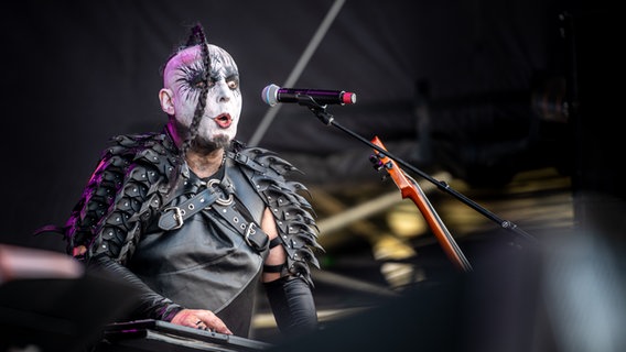 Ein Musiker der Band Das Ich auf der Bühne beim M'era Luna 2024 © NDR Foto: Benjamin Hüllenkremer