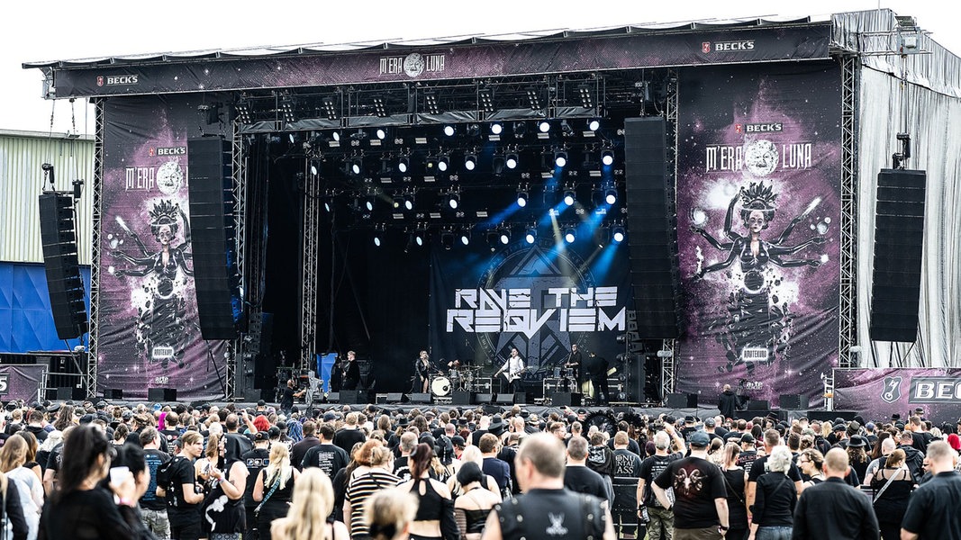 Die Band Rave The Requiem spielt beim M'era Luna Gothic-Festival vor zahlreichen Besuchern.