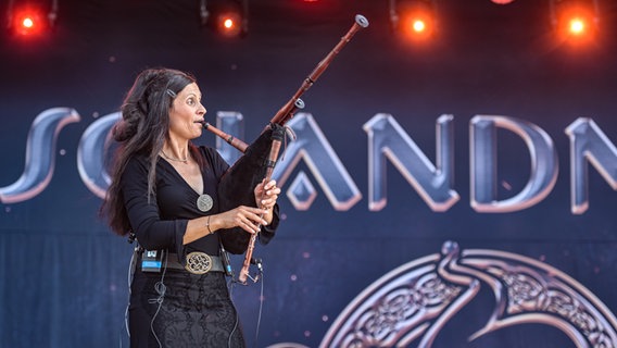 Die Band Schhandmaul auf der Bühne beim M'era Luna 2024 © NDR Foto: Benjamin Hüllenkremer