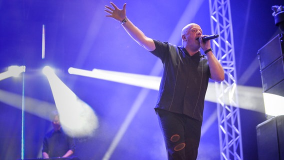 Sänger der Band VNV Nation © NDR Foto: Benjamin Hüllenkremer