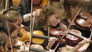 Geigerinnen des "Jeunesses Musicales"-Weltorchesters 2002 in der Berliner Philharmonie. © picture alliance / dpa 