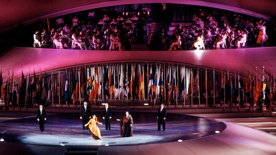 Placido Domingo, José Carreras, Luciano Pavarotti und Montserrat Caballé bei der Eröffnung der Olympische Sommerspiele in Barcelona am 25.07.1992 © picture-alliance / Rolf Kosecki | Rolf Kosecki 