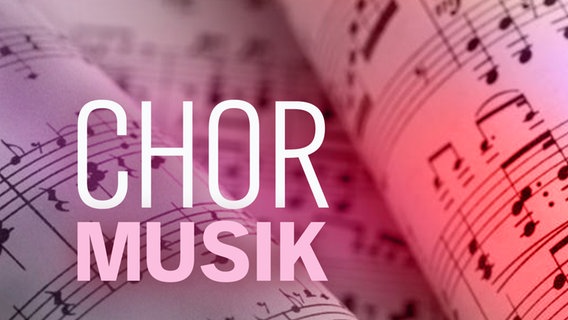 Nahaufnahme von Notenblättern mit lila und roter Beleuchtung. Darauf liegt der Schriftzug "CHOR MUSIK" in großen weißen und rosa Buchstaben. © NDR | istock/getty images 