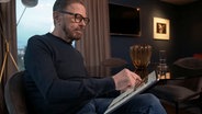 Björn Ulvaeus sieht auf ein Tablet © NDR Screenshot 