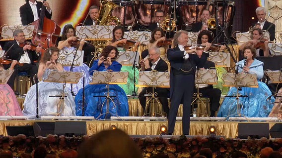 Andre Rieu spielt auf der Bühne Geige © NDR.de 