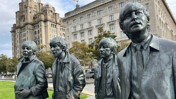 Eine Statue der Beatles an der Hafenpromenade von Liverpool von dem Künstler Andy Edwards. © picture alliance/dpa | Julia Kilian Foto: Julia Kilian