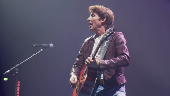 Der Sänger James Blunt auf der Bühne mit dunklem Hintergrund. © NDR Foto: screenshot