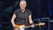 Bruce Springsteen spielt Gitarre bei seinem Auftritt im Volksparkstadion Hamburg © picture alliance/dpa Foto: Georg Wendt