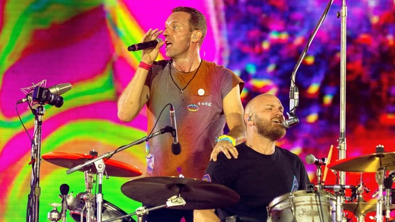 Chris Martin und Will Champion von der Band Coldplay auf der Bühne © picture alliance/dpa/PA Wire Foto: Suzan Moore