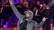 Eminem tritt während eines Konzerts auf, mit dem die historische Wiedereröffnung eines 18-stöckigen Gebäudes gefeiert wird, das lange Zeit ein Symbol für den Niedergang ihrer Heimatstadt war. Diana Ross, Eminem und Jack White nahmen am Donnerstagabend an der Veranstaltung "Live From Detroit: The Concert at Michigan Central". Donnerstag, 6. Juni 2024, in Detroit. (AP Photo/Carlos Osorio) © picture alliance / ASSOCIATED PRESS Foto: Carlos Osorio