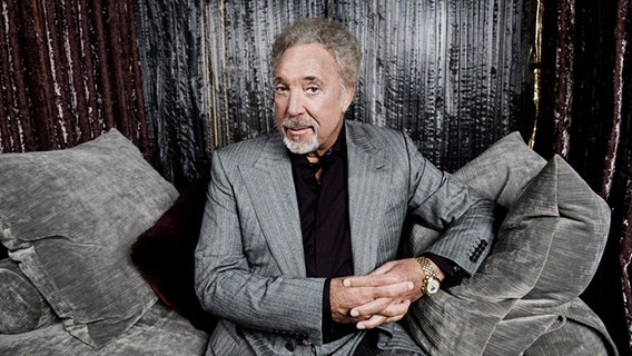 Tom Jones sitzt auf einem grauen Sofa © picture alliance / zb | Carsten Windhorst 