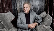 Tom Jones sitzt auf einem grauen Sofa © picture alliance / zb | Carsten Windhorst 