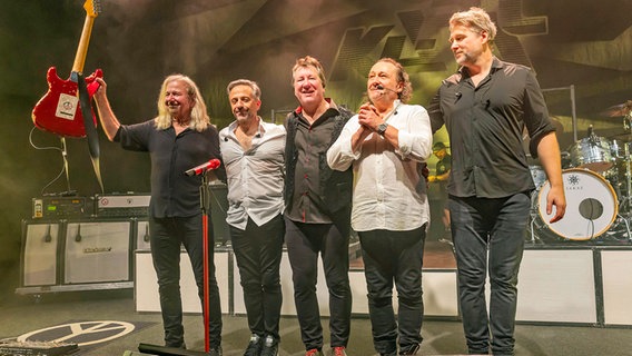 Die fünf Bandmitglieder der Gruppe Karat stehen nebeneinander beim Schlussbild auf der Bühne. © picture alliance / Geisler-Fotopress | Matthias Wehnert Foto: Matthias Wehnert