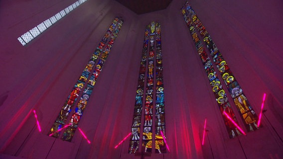 Kirchenfenster - von innen bunt beleuchtet - in der St. Petri Kirche in Rostock. © NDR 