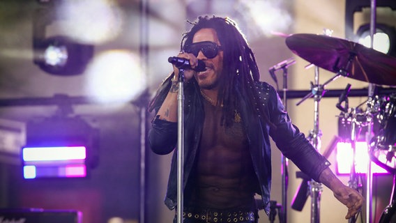 Lenny Kravitz performt auf dem Rockefeller Plaza © picture alliance / Andy Kropa/Invision/AP | Andy Kropa Foto: Lenny Kravitz performs on NBC's Today show at Rockefeller PlazaAndy Kropa