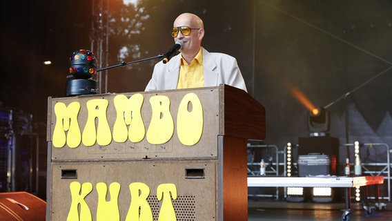 Ein Mann sitzt hinter einer Orgel und singt in ein Mikro. © picture alliance / Geisler-Fotopress Foto: Thomas Schröer