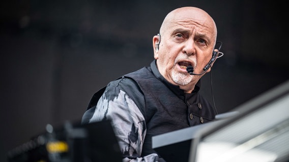 Der Sänger Peter Gabriel singt in ein Headset-Mikro. © Hannes P. Albert/dpa +++ dpa-Bildfunk +++ Foto: Hannes P. Albert