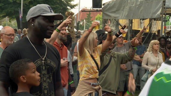 Besucher tanzen beim Reggae Jam © NDR.de 