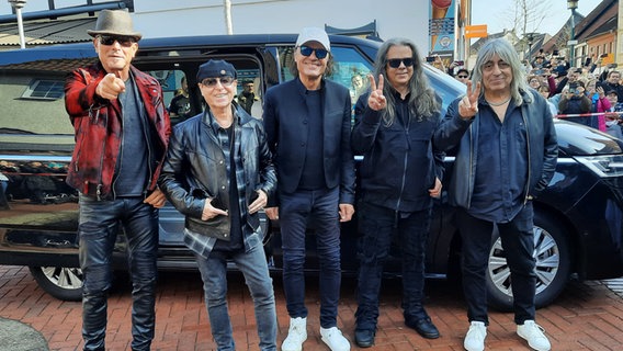 Die fünf Mitglieder der Band Scorpions posiert für einem Van in Sarstedt © NDR.de/Uli Kniep Foto: Uli Kniep