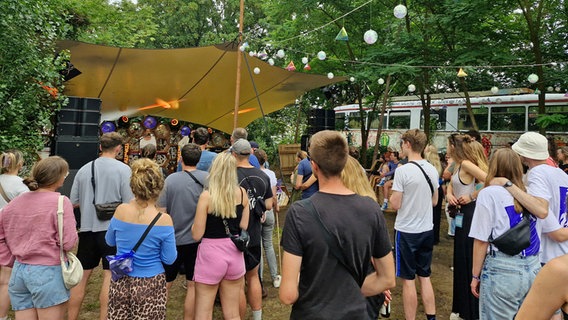 Besucher stehen vor einer kleinen Bühne beim Sonntag-Festival © NDR.de 