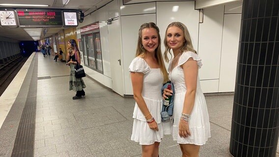 Wenke (links) aus Bremen und Katharina aus Hannover in Cowboystiefeln und mit Glitzer im Gesicht auf dem Weg zum Konzert von Taylor Swift. © NDR Foto: Katharina Preuth