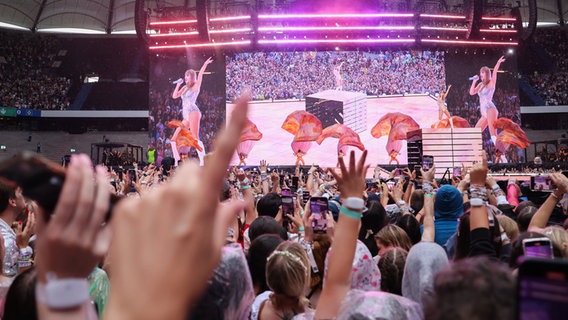 Taylor Swift Fans strecken ihre Handy beim Konzert im Volksparkstadion in die Luft © Christian Charisius/dpa Foto: Christian Charisius