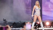Taylor Swift steht im Regen auf der Bühne im Volksparkstadion © Christian Charisius/dpa Foto: Christian Charisius