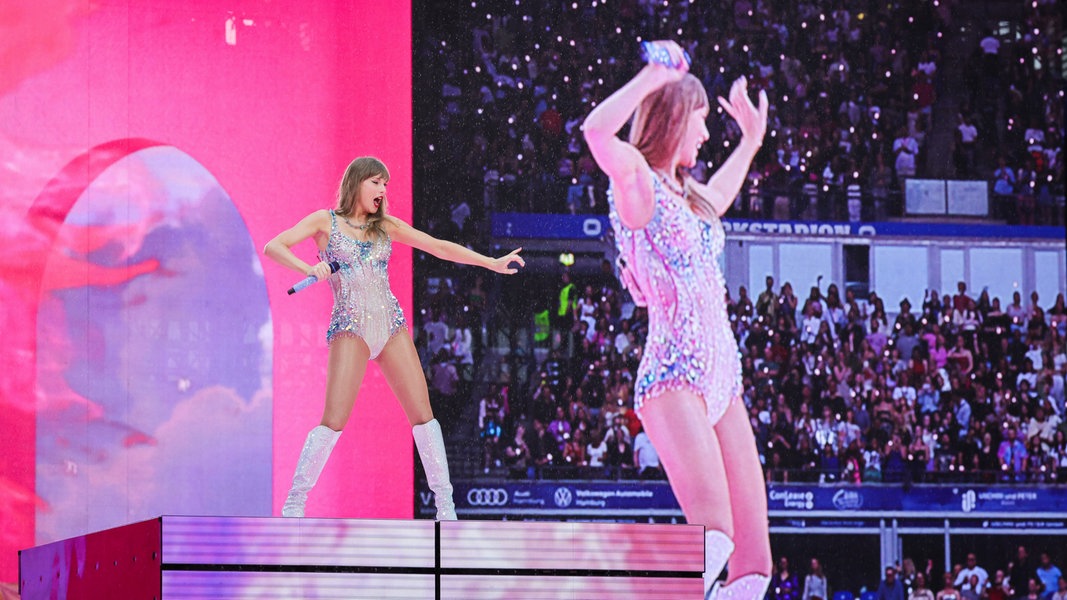 Taylor Swift ist beim Konzert in Hamburg doppelt zu sehen - in echt und als Projektion