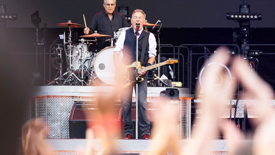 Bruce Springsteen auf der Bühne in der Heinz-von-Heiden-Arena in Hannover © Michael Matthey/dpa Foto: Michael Matthey