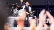 Bruce Springsteen auf der Bühne in der Heinz-von-Heiden-Arena in Hannover © Michael Matthey/dpa Foto: Michael Matthey