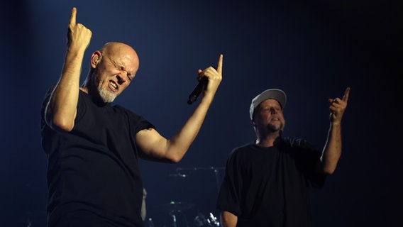 Michael Thomas Dürr alias Hausmeister Thomas D und Bernd Schmidt alias Smudo von den Fantastischen Vier stehen zum Auftakt der "Long Player on Tour"-Tour in der Tectake Arena in Würzburg auf der Bühne. © picture alliance/dpa | Karl-Josef Hildenbrand Foto: Karl-Josef Hildenbrand