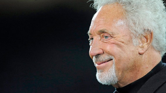 Tom Jones lächelt im Profil © picture alliance / dpa | Gerry Penny Foto: Gerry Penny