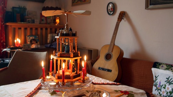 Blick in ein weihnachtlich geschmücktes Wohnzimmer in der DDR-Museumswohnung in Magdeburg. © picture alliance/dpa Foto:  Peter Förster