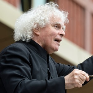 Der Dirigent Sir Simon Rattle © picture alliance / dpa Foto: Sven Hoppe