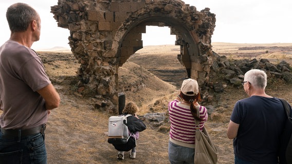 Touristen fotografieren ein altes verfallenes Tor der Seidenstraße © NDR.de/Christina Grob Foto: Christina Grob