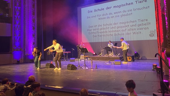 16 Grundschulen beim Rudelsingen am Theater Lübeck | NDR.de - Kultur ...