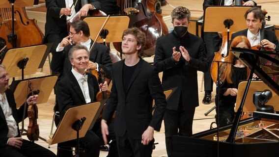 Jan Lisiecki eröffnet mit dem NDR Elbphilharmonie Orchester das SHMF-Voreröffnungskonzert. © fotonick Kiel 