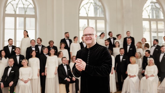 Dirigent Māris Sirmais steht vor dem State Choir LATVIJA © Girts Ragelis 