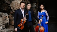 Das Sitkovetsky Trio stehend im Portrait © Jiyang Chen 