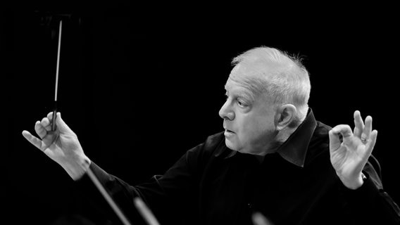 Schwarzweißaufnahme von Leonard Slatkin mit Taktstock © Cindy McTee 