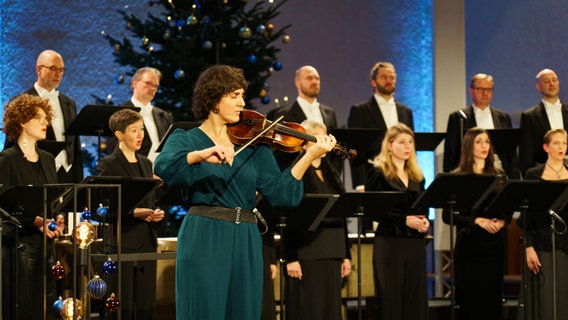 Das SWR Vokalensemble Carolin Pook mit ihrer Violine © Jonathan Scheid 