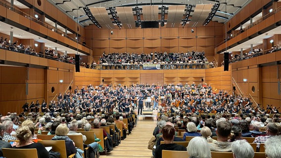 Blick aus dem Zuschauerraum auf die Bühne in der Lübecker MuK. © NDR / Frank Hajasch Foto: Frank Hajasch