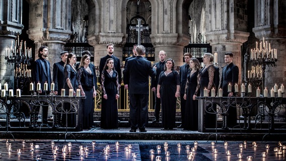 Das Ensemble Tenebrae steht in einer Kirche © Sim Canetty-Clarke 