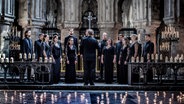 Das Ensemble Tenebrae steht in einer Kirche © Sim Canetty-Clarke 