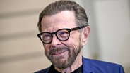 Ein Mann mit dunklen Haaren und dunkler Brille lächelt - Björn Ulvaeus, schwedischer Musiker © Dirk Waem/Belga/dpa +++ dpa-Bildfunk +++ Foto: Dirk Waem