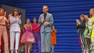 Ein Mann mit dunklen Haaren und dunkler Brille steht auf der Bühne in London von "Mamma Mia",  Björn Ulvaus, schwedischer Musiker mit Darstellern des Musicals "Mamma Mia" © Lucy North/PA Wire Foto: Lucy North