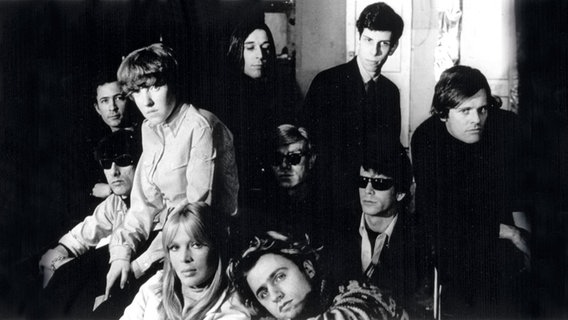 Die experimentelle Band "The Velvet Underground" mit ihrem Manager Andy Warhol und der Sängerin Nico, die beim ersten Album der Band mitwirkte im Jahr 1966. © picture alliance / Everett Collection | - Foto: picture alliance / Everett Collection | -