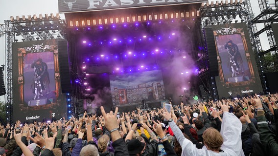 I fan si allungano davanti al palco "Fase più veloce" Wacken all'aperto 2023. © Picture Allianz / DPA Foto: Christian Charicius