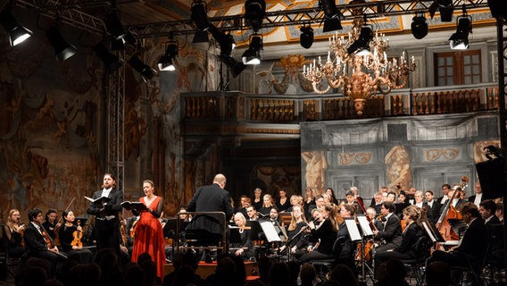 Das NDR Vokalensemble, die NDR Radiophilharmonie, Dirigent Bernard Labadie u.a. stehen auf der Bühne © NDR, Helge Krückeberg Foto: NDR, Helge Krückeberg