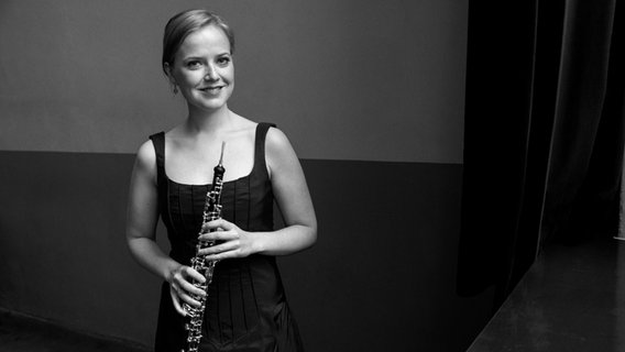 Schwarz-weiß Aufnahme von Viola Wilmsen mit ihrer Oboe © Anna Klemm 